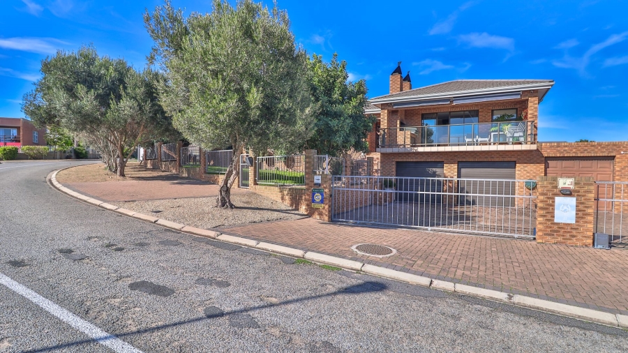 4 Bedroom Property for Sale in Middedorp Western Cape